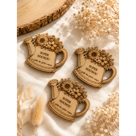Aimant en bois – Arrosoir fleuri personnalisable